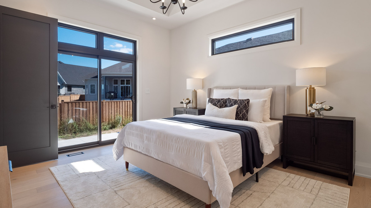 Primary bedroom suite - sliding doors out to back patio thumbnail
