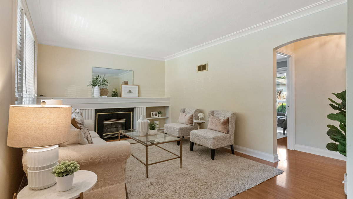 Front living room  thumbnail