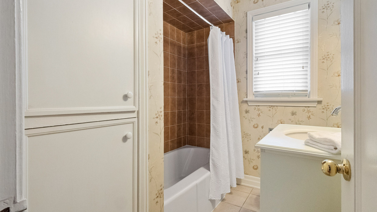 Main floor 4 pc bathroom thumbnail