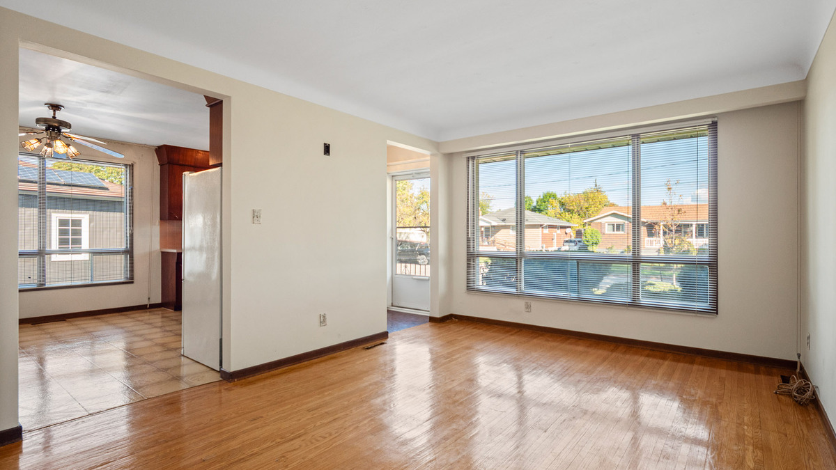 Bright living room thumbnail