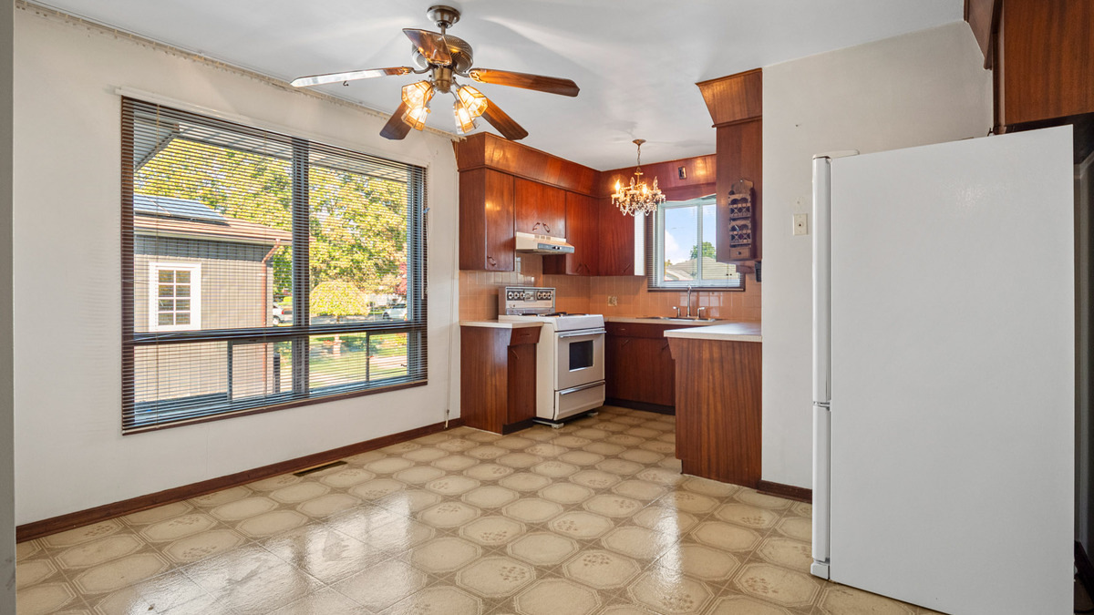 Dining area connected to kitchen thumbnail