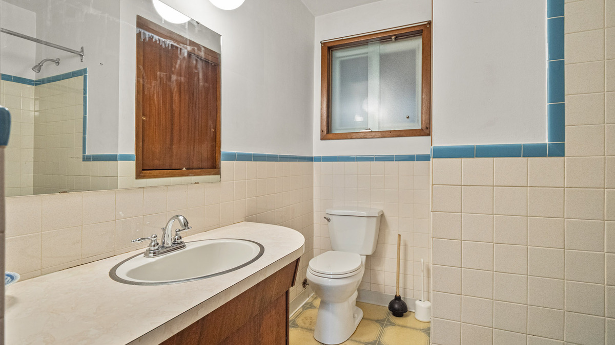 main bathroom 4-piece thumbnail